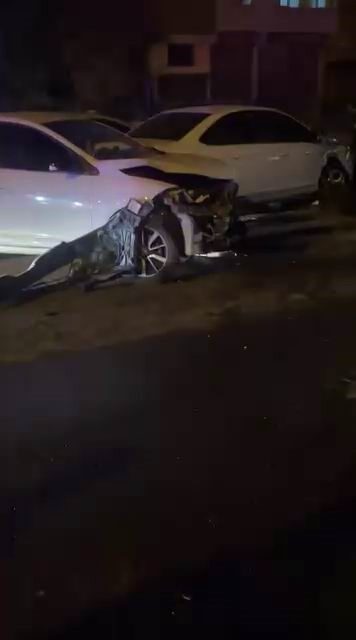 Diyarbakır'da ehliyetsiz bir sürücünün park halindeki iki araca çarpması sonucu