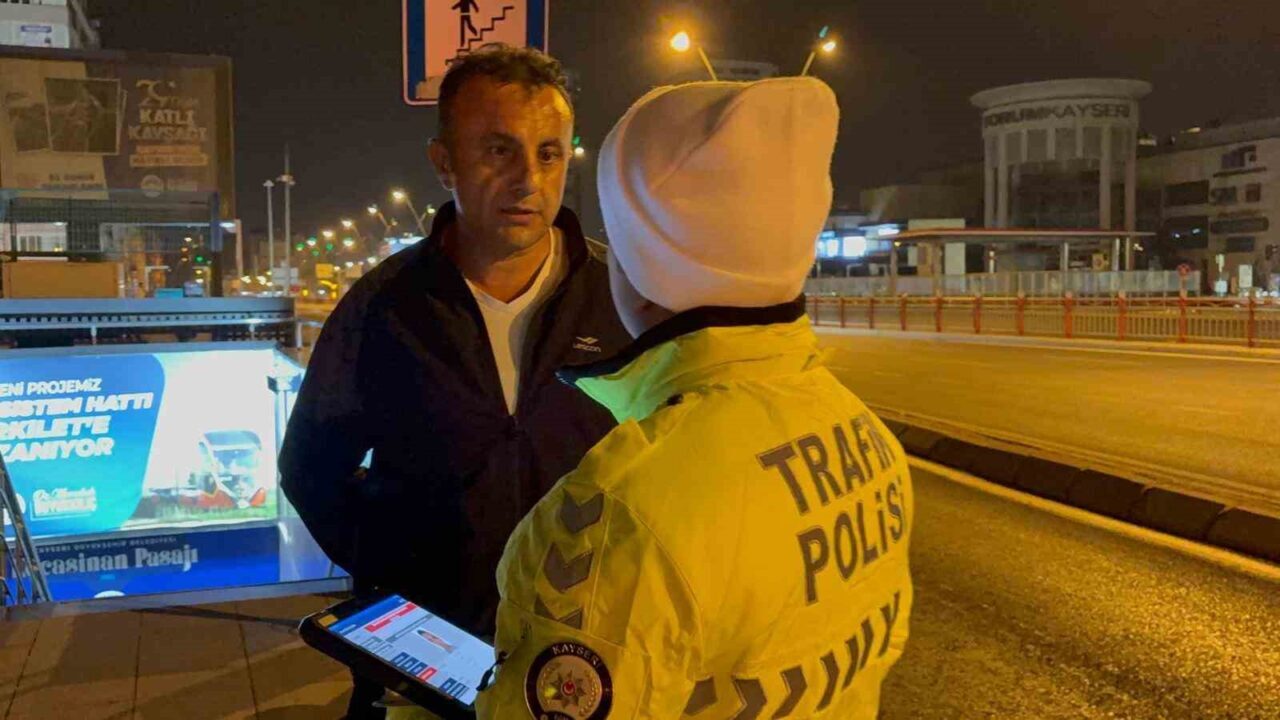 Kayseri'de yapılan trafik denetimlerinde, ehliyetsiz B.K. durduruldu. Kontrollerde, B.K.'nın ehliyetinin
