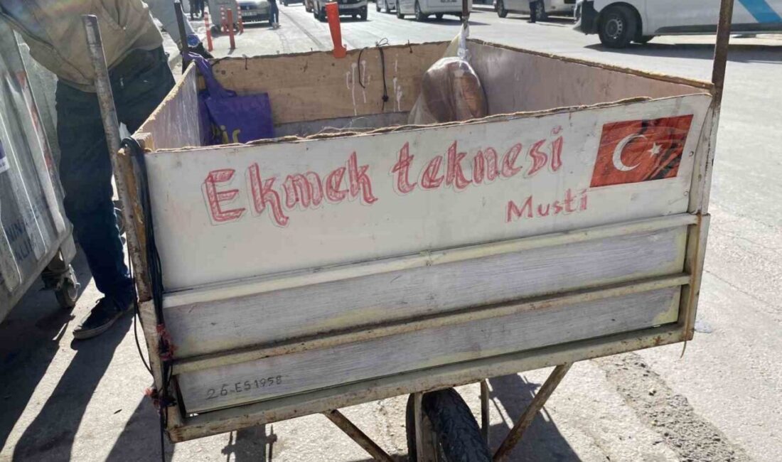 Eskişehir'de 68 yaşındaki Mustafa Uludağ, "Ekmek Teknesi" yazılı el arabasıyla