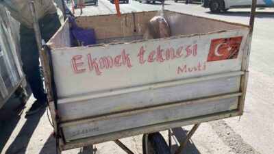 Eskişehir'de 68 yaşındaki Mustafa Uludağ, "Ekmek Teknesi" yazılı el arabasıyla