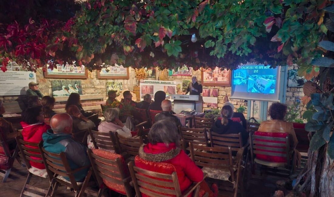 Kuşadası'nda EKODOSD'in düzenlediği 'Çarşamba Söyleşileri'nde sanat tarihçisi Ersin Serçek, kentin