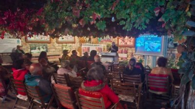 Kuşadası'nda EKODOSD'in düzenlediği 'Çarşamba Söyleşileri'nde sanat tarihçisi Ersin Serçek, kentin