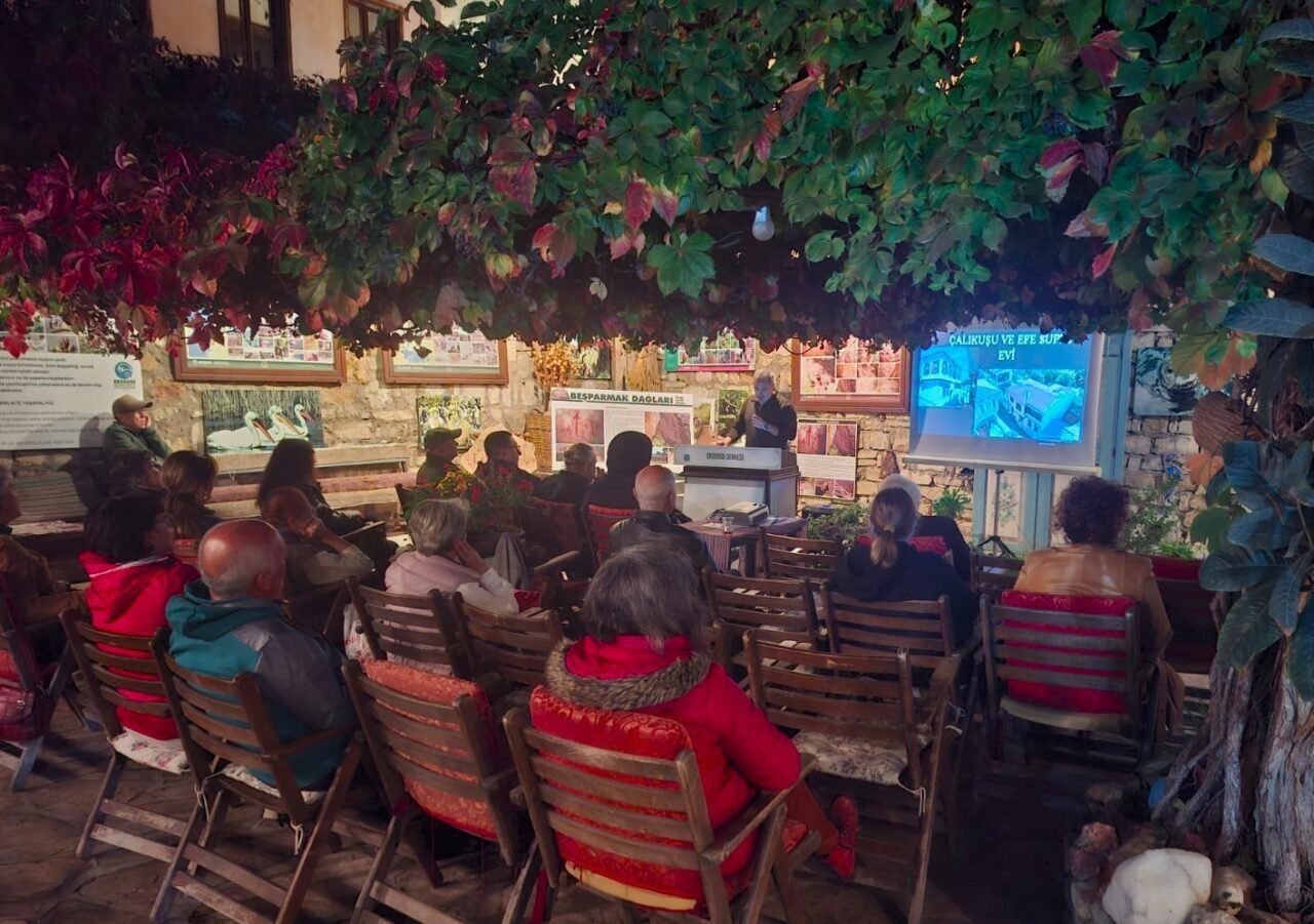 Kuşadası'nda EKODOSD'in düzenlediği 'Çarşamba Söyleşileri'nde sanat tarihçisi Ersin Serçek, kentin