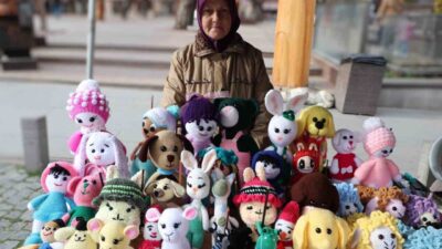 58 yaşındaki Nazmiye Köymen, Eskişehir'de son 5 yıldır örgü bebekler