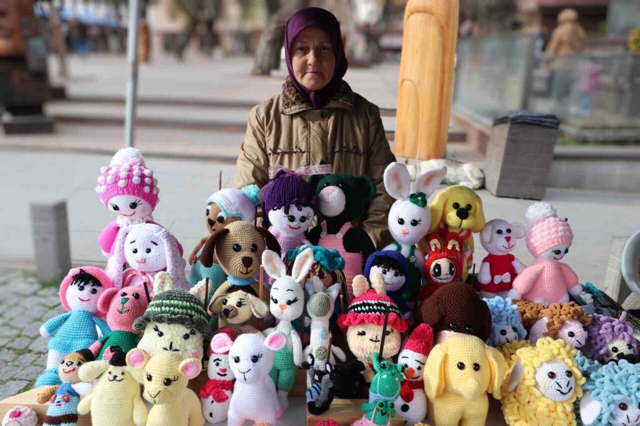 58 yaşındaki Nazmiye Köymen, Eskişehir'de son 5 yıldır örgü bebekler