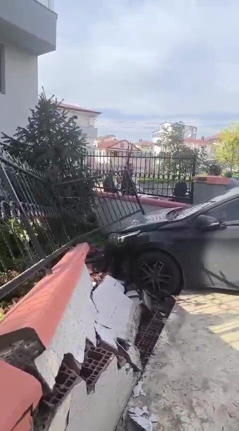 Kocaeli'nin Dilovası ilçesinde el freni çekilmeden park edilen otomobil, kayarak