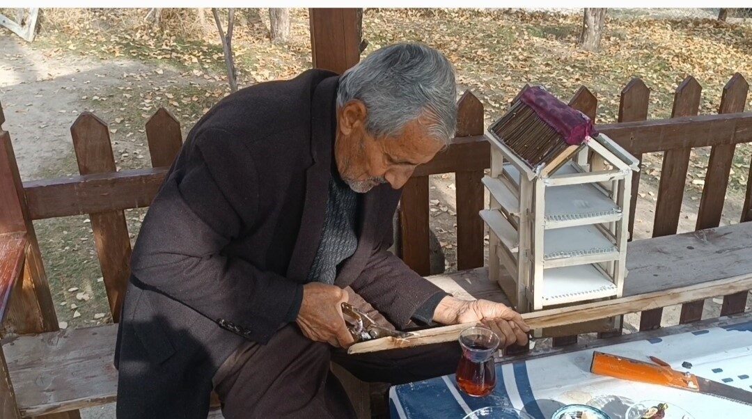 Parkinson Hastalığıyla Mücadele Eden İkram Vergili, El Sanatlarıyla Sağlığına Kavuştu İkram Vergili, Van'ın Özalp ilçesinde Parkinson hastalığı ile mücadele ederken,