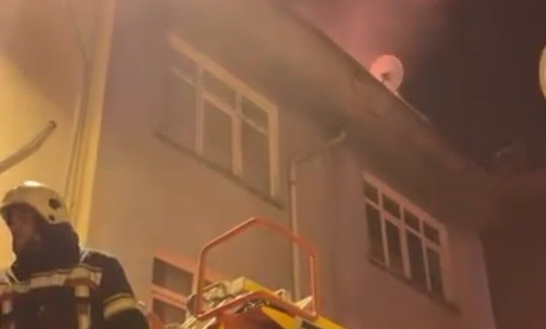 Elazığ'da Nailbey Mahallesi'nde bir apartmanın en üst katında çıkan yangın,