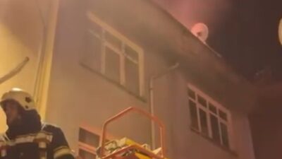 Elazığ'da Nailbey Mahallesi'nde bir apartmanın en üst katında çıkan yangın,