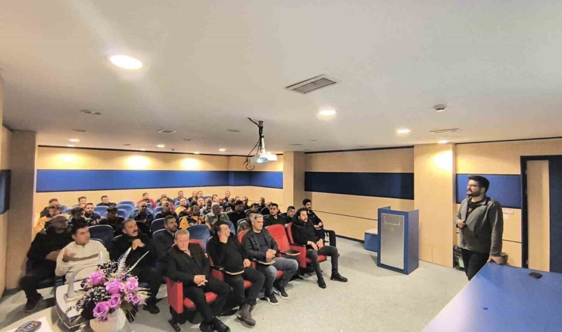 Elazığ’da Ambulans Sürücüleri İçin Güvenli Sürüş Eğitimi Gerçekleştirildi Elazığ İl Sağlık Müdürlüğü, ambulans sürücülerine "Güvenli Ambulans Sürüş Bilgilendirme