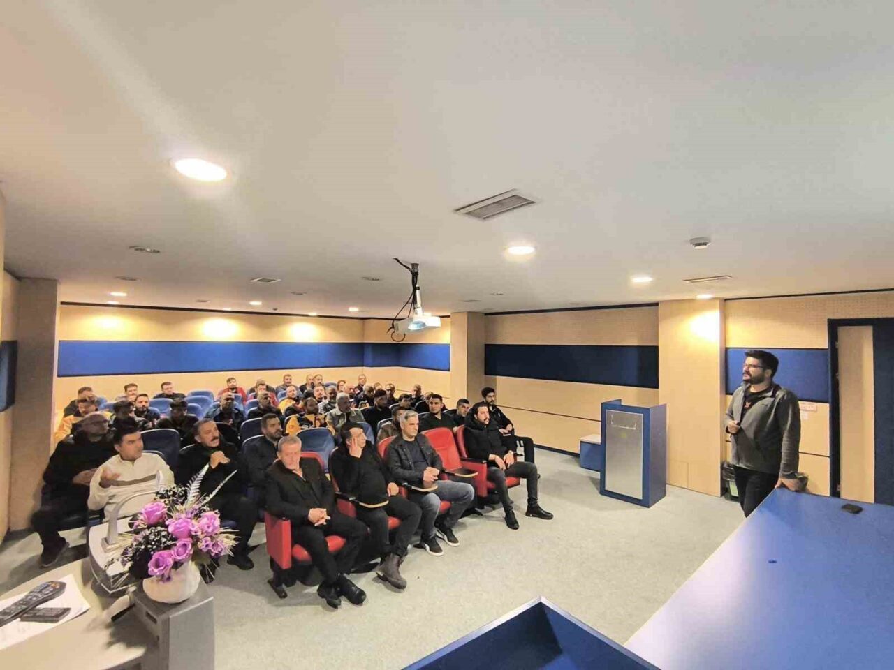 Elazığ’da Ambulans Sürücüleri İçin Güvenli Sürüş Eğitimi Gerçekleştirildi