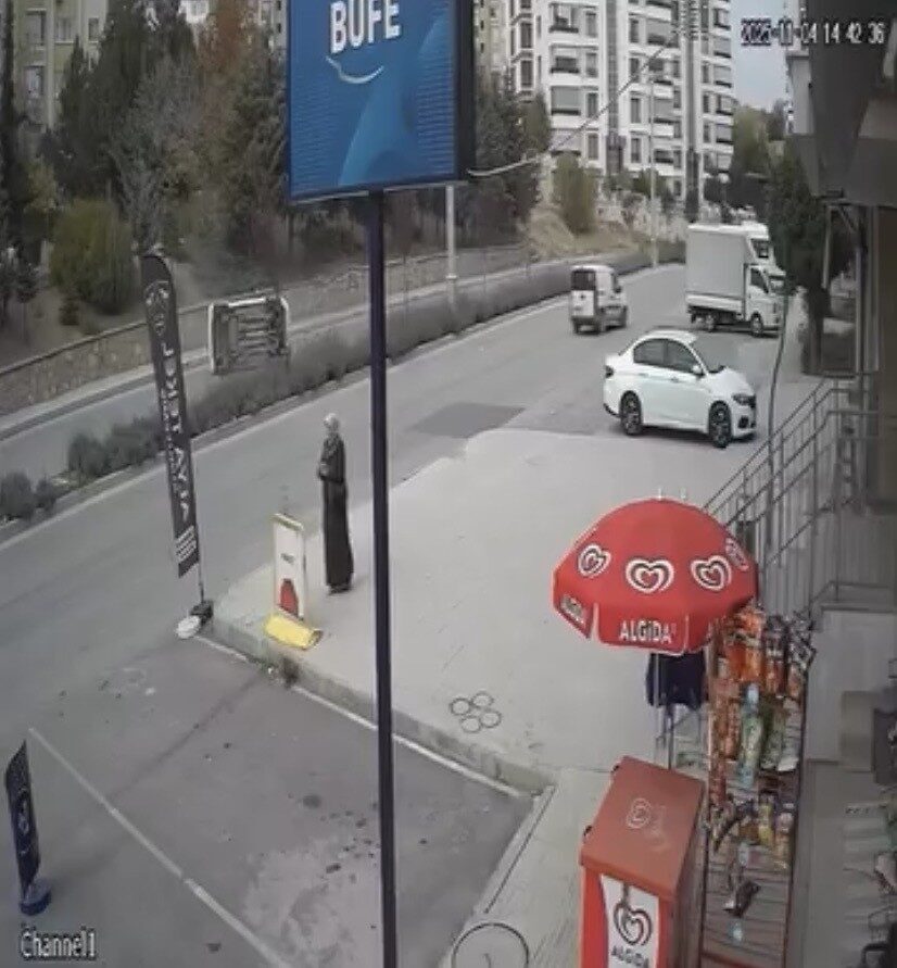 Elazığ’da Hafif Ticari Araç Yolda Yan Yattı: Bir Yaralı Var