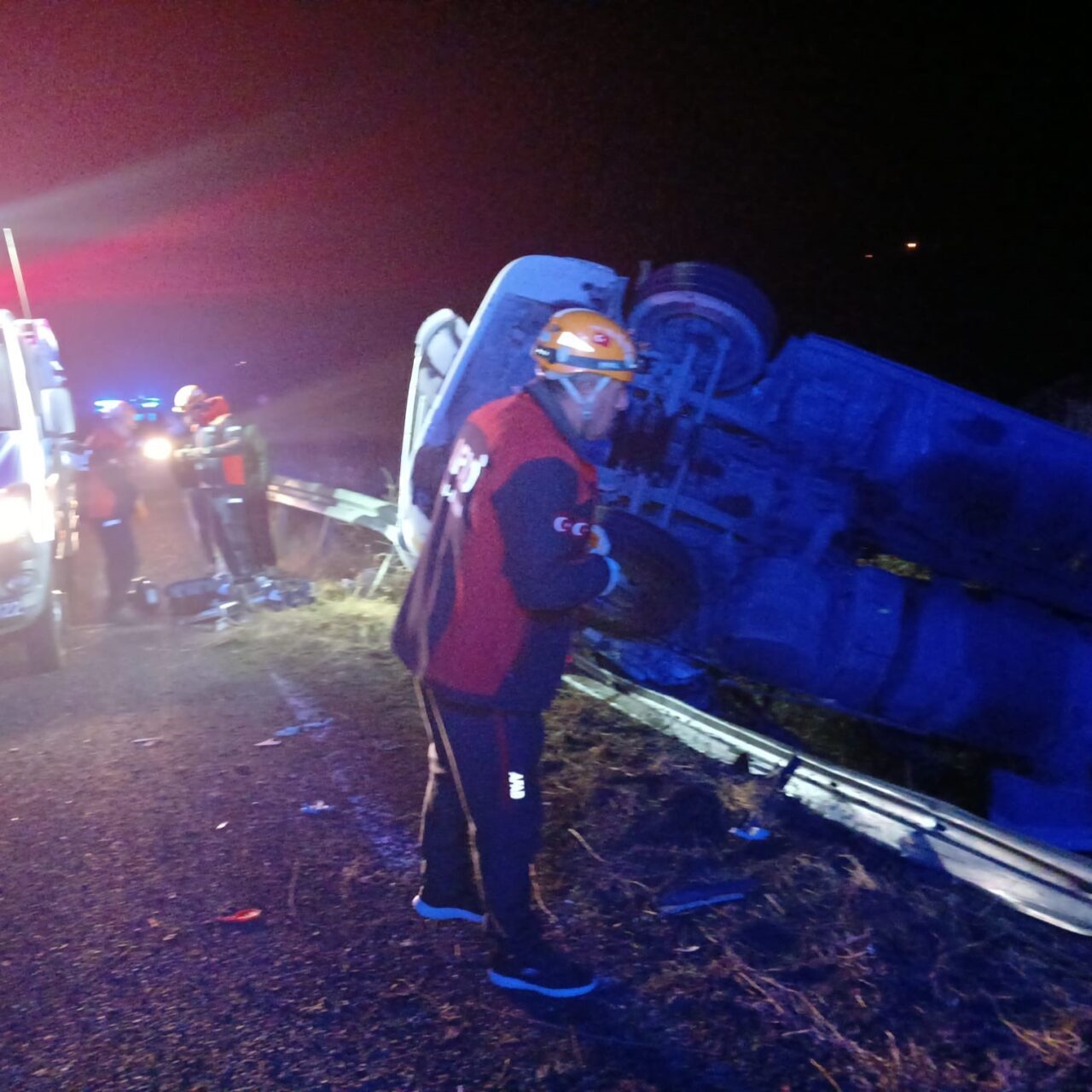 Elazığ'da Sivrice ilçesinde bariyerlere çarparak devrilen 23 AB 081 plakalı