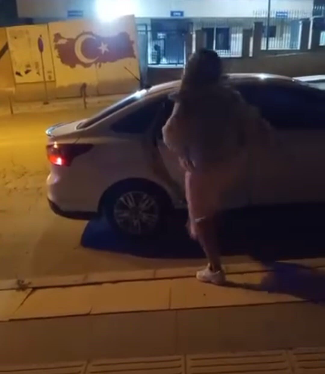 Elazığ'da bir kadın, tartıştığı kişinin arabanın aynasını kırdıktan sonra kapı