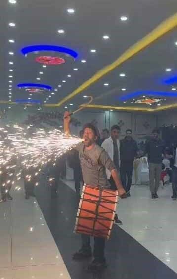 Elazığ’da Düğünlere Neşe Katan ‘Kosovalı Mami Can’ Farklı Gösterileriyle Dikkat Çekiyor