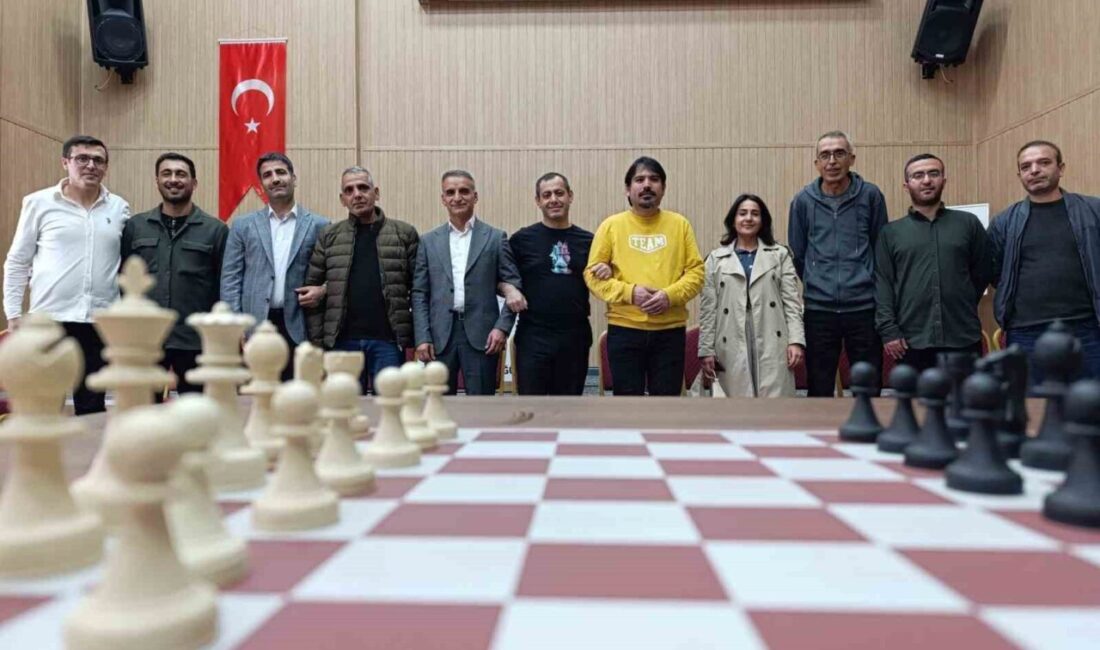 Bingöl’de Öğretmenler Günü Kapsamında Gerçekleştirilen Satranç Turnuvası Tamamlandı Bingöl'de 24 Kasım Öğretmenler Günü etkinlikleri çerçevesinde düzenlenen satranç turnuvası