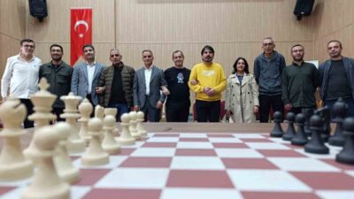 Bingöl'de 24 Kasım Öğretmenler Günü etkinlikleri çerçevesinde düzenlenen satranç turnuvası