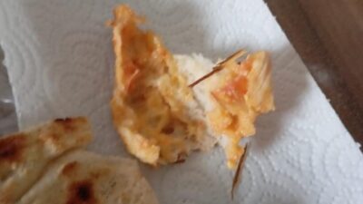 Elazığ'ın Çatalçeşme Mahallesi'nde bir vatandaş, fırından aldığı ekmeği keserken içinden