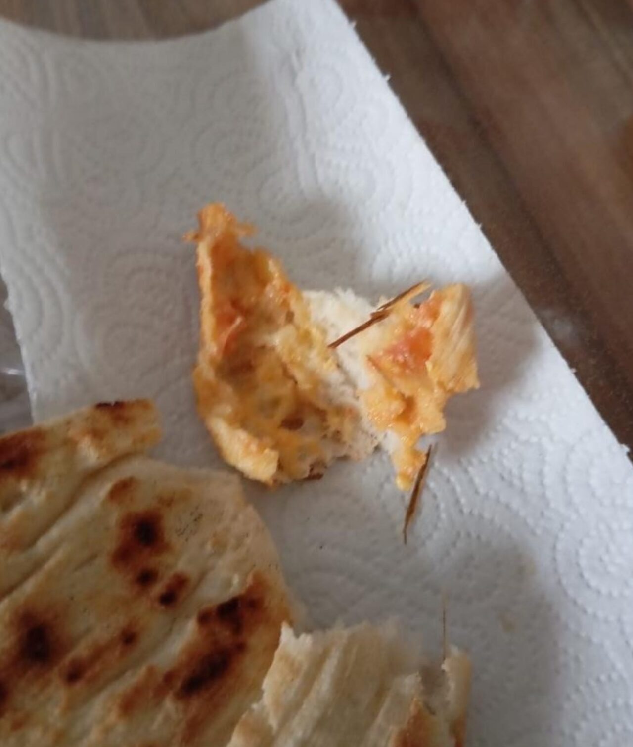 Elazığ'ın Çatalçeşme Mahallesi'nde bir vatandaş, fırından aldığı ekmeği keserken içinden