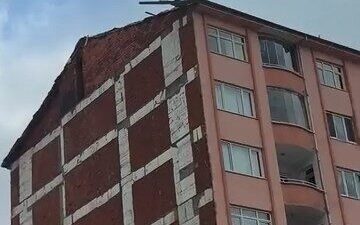 Elazığ'da, Üniversite Mahallesi'nde inşaat halindeki bir binanın çatısında önlem almadan