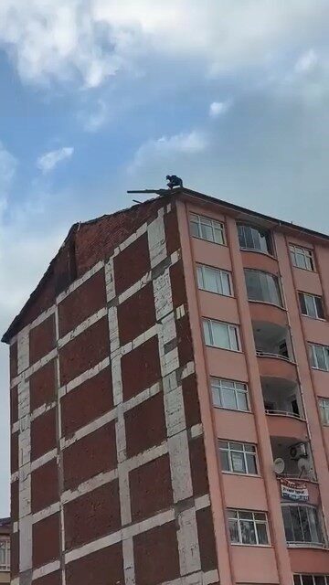 Elazığ'da, Üniversite Mahallesi'nde inşaat halindeki bir binanın çatısında önlem almadan