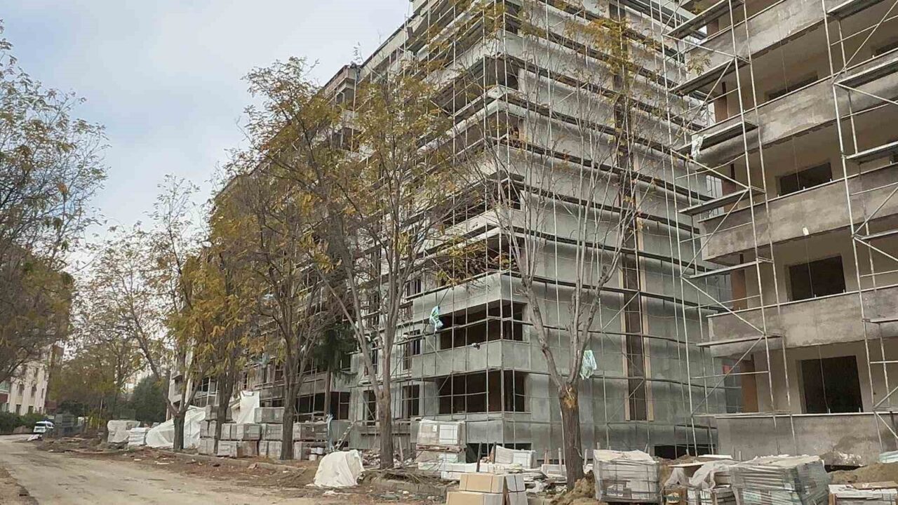 Elazığ’da İnşaatta Düşen İşçi Ağır Yaralandı, Hastaneye Kaldırıldı