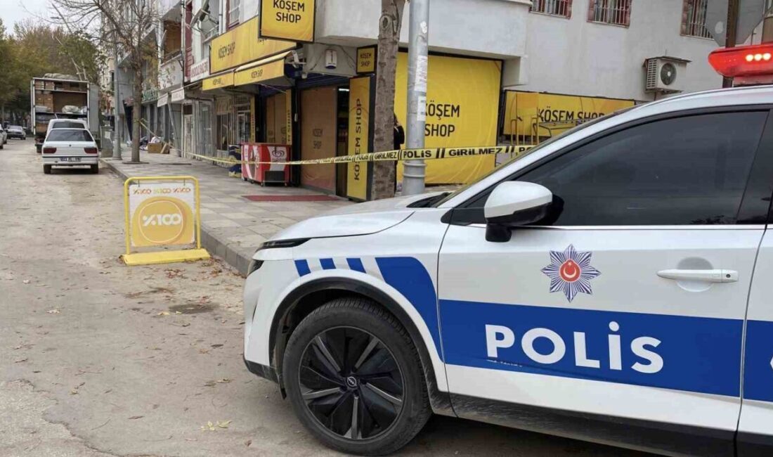 Elazığ'ın Yıldızbağları Mahallesi'nde bir iş yerine motosikletle gelen kimliği belirsiz