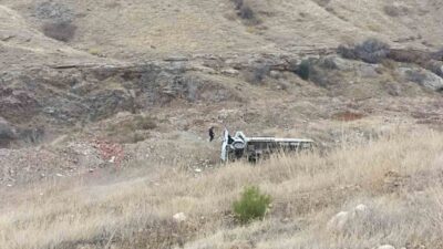 Elazığ'da Keban-Ağın yolunda bir kamyonun şarampole devrilmesi sonucu sürücü hafif