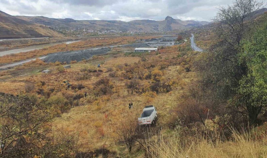 Elazığ’da Kontrolden Çıkan Kamyonet Uçurumdan Düştü, Yaralı Yok Elazığ'ın Palu ilçesinde, H.U. yönetimindeki kamyonet kaygan yolda direksiyonun kayması