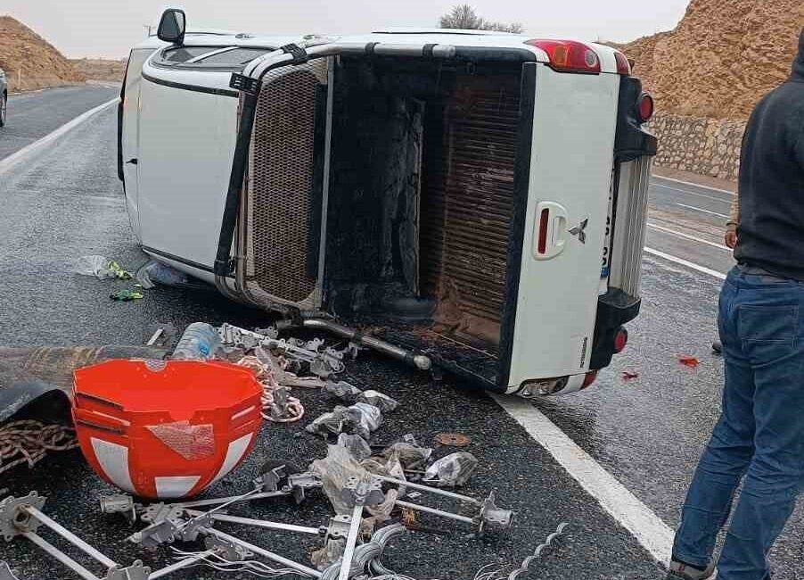 Elazığ-Keban yolunda yağış nedeniyle kayganlaşan yolda, 33 UD 404 plakalı