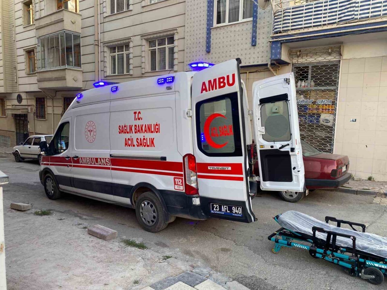 Elazığ'da S.K. (36) isimli kadın, psikolojik sorunları nedeniyle evde boğazını