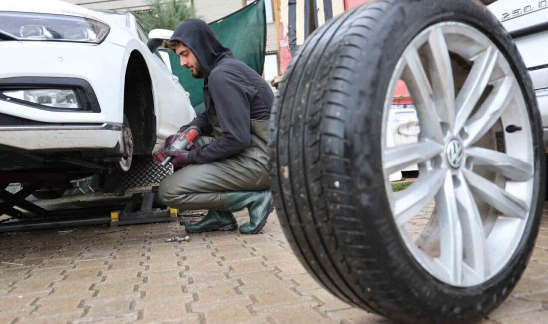 Elazığ’da Kış Lastiği Zorunluluğu ile Lastikçilerde Yoğunluk Yaşanıyor Elazığ'da ticari araçlar için kış lastiği takma zorunluluğu sebebiyle lastikçilerde