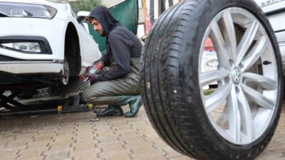 Elazığ'da ticari araçlar için kış lastiği takma zorunluluğu sebebiyle lastikçilerde