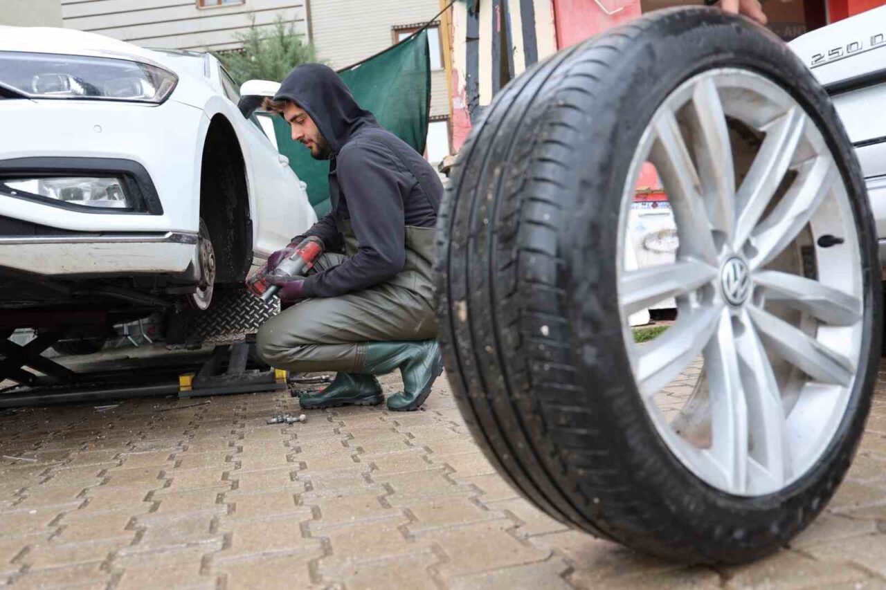 Elazığ'da ticari araçlar için kış lastiği takma zorunluluğu sebebiyle lastikçilerde