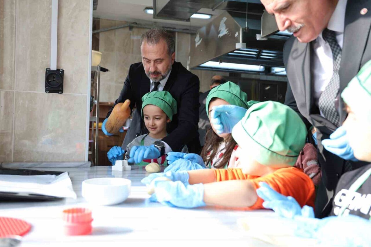 Elazığ'da Şehit Faruk Demir İlkokulu anaokulu öğrencileri, "Minik Şeflerimiz Mutfakta"