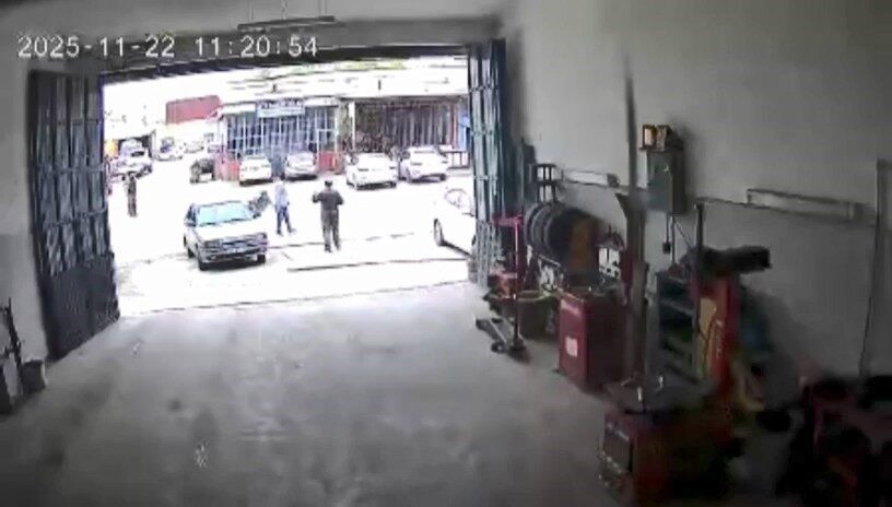 Elazığ Kovancılar’da Motosiklet Kazasında Sürücü Hafif Yaralandı, Kaza Anı Kameraya Yansıdı Elazığ'ın Kovancılar ilçesinde bir motosiklet, sürücüsünün kontrolü kaybetmesi sonucu devrildi.