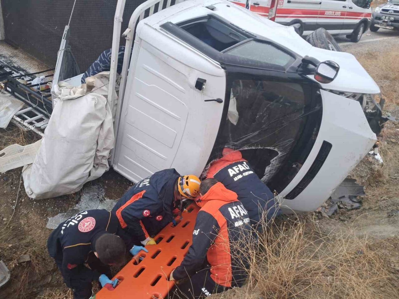 Elazığ-Malatya karayolunda bir pikap, sürücüsünün direksiyon hakimiyetini kaybetmesi sonucu şarampole