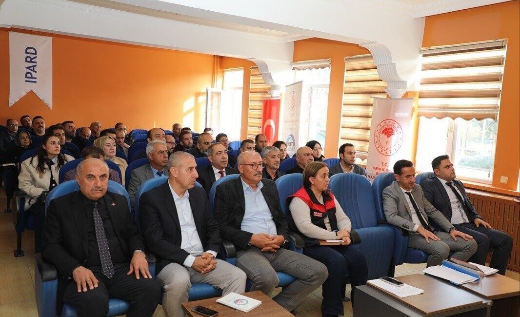 Elazığ’da ŞAP Hastalığı Üzerine Değerlendirme Toplantısı Gerçekleştirildi Elazığ'da düzenlenen toplantıda, ŞAP hastalığının durumu ve aşılama çalışmaları üzerinde