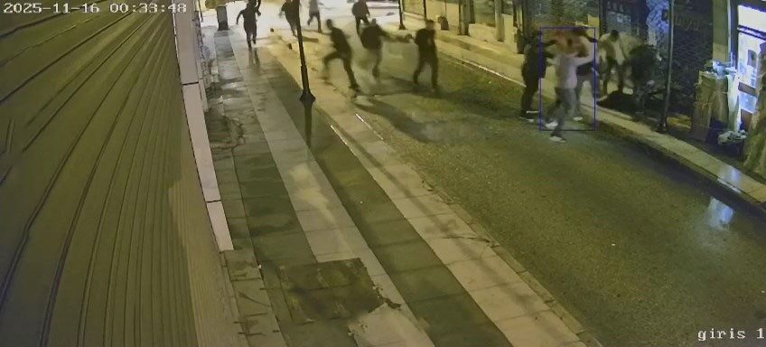 Elazığ’da Sokak Ortasında 10 Kişilik Grupla Darp Edilen Şahsın Anları Güvenlik Kameralarına Yansıdı