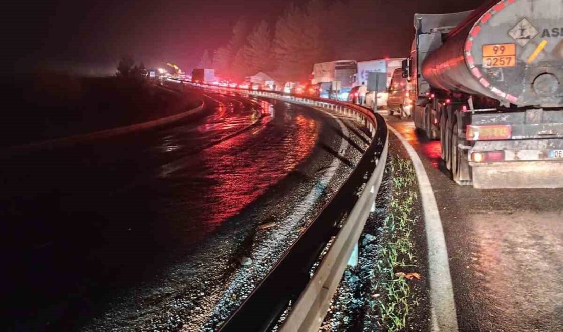 Elazığ-Diyarbakır Karayolunda Tır Devrildi, Uzun Araç Kuyrukları Oluştu Elazığ-Diyarbakır karayolunda Maden ilçesinde tırın devrilmesi trafiği durma noktasına getirdi.