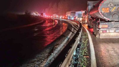 Elazığ-Diyarbakır karayolunda Maden ilçesinde tırın devrilmesi trafiği durma noktasına getirdi.