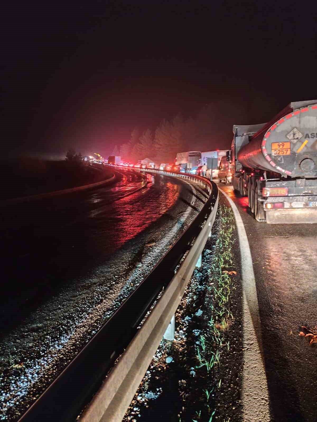 Elazığ-Diyarbakır karayolunda Maden ilçesinde tırın devrilmesi trafiği durma noktasına getirdi.