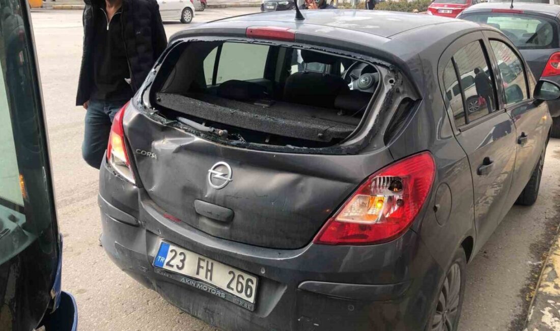 Elazığ’da halk otobüsü ve otomobilin çarpışması sonucunda iki kişi yaralandı. Elazığ'da Gazi Caddesi'nde halk otobüsü ile otomobilin çarpışması sonucu iki