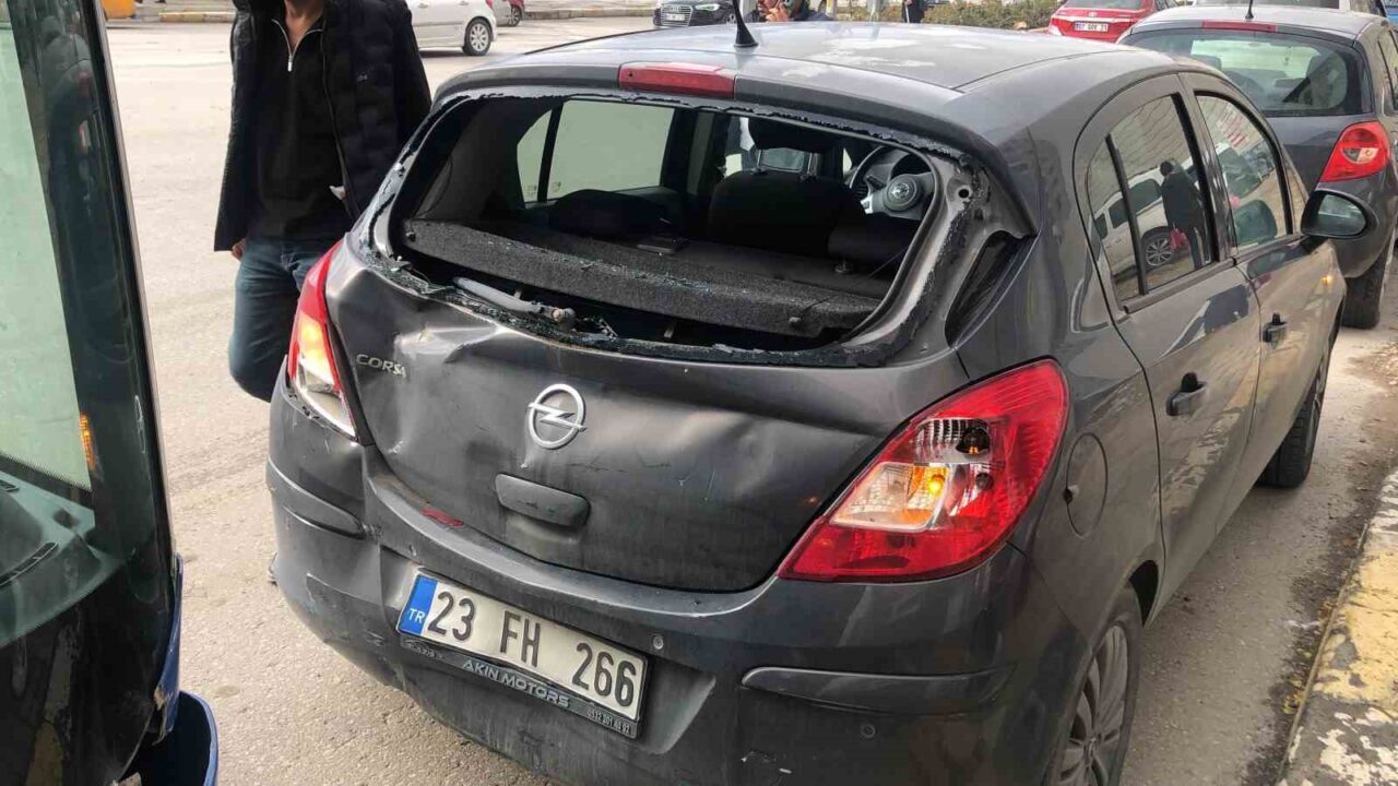 Elazığ'da Gazi Caddesi'nde halk otobüsü ile otomobilin çarpışması sonucu iki