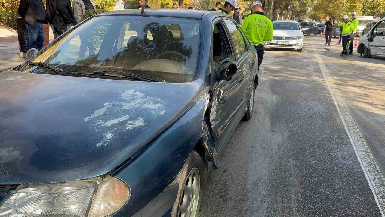 Elazığ’da Ticari Araç ile Otomobilin Çarpıştığı Kazada Yaralanma Olmadı, Maddi Hasar Oluştu