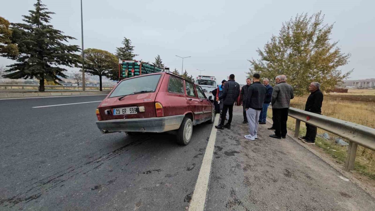 Elazığ'da Güneyçevre yolunda iki otomobilin çarpışması sonucu 2'si ağır 4