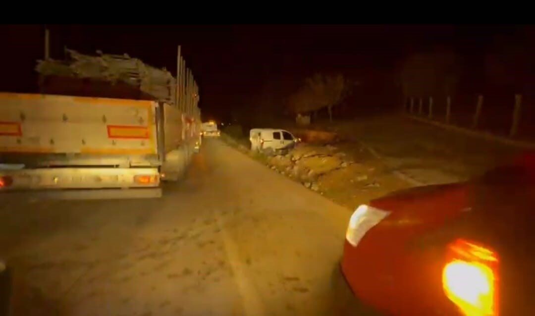 Elazığ'ın Kovancılar ilçesinde tır, hafif ticari araç ve minibüsün karıştığı