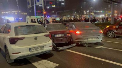 Elazığ'da Hazardağlı kavşağında meydana gelen zincirleme trafik kazasında 7 otomobilin