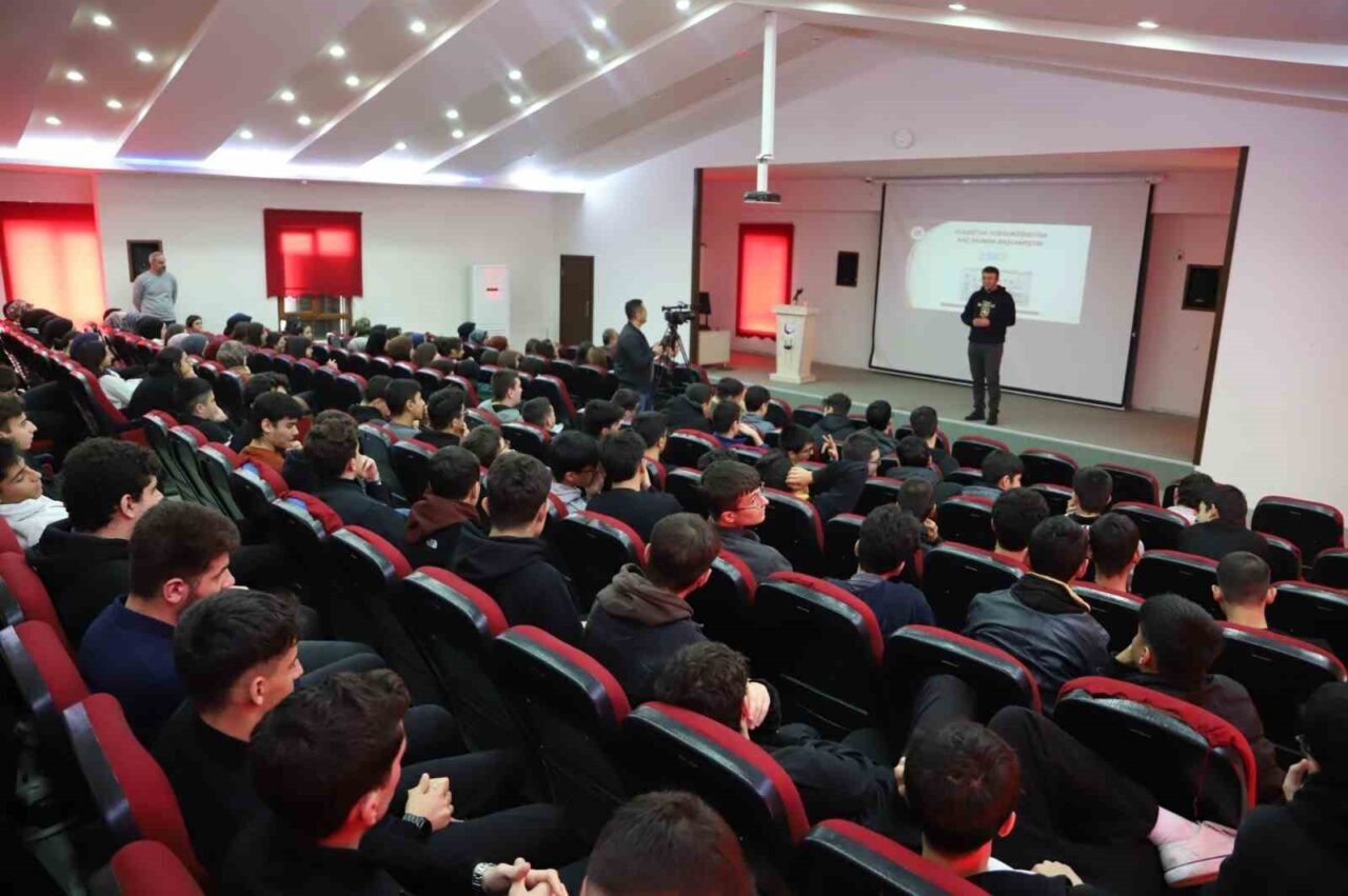 Elazığ'da 31 lisede "Üniversitem Yanımda" etkinliği düzenlendi. Fırat Üniversitesi Rektörlüğü