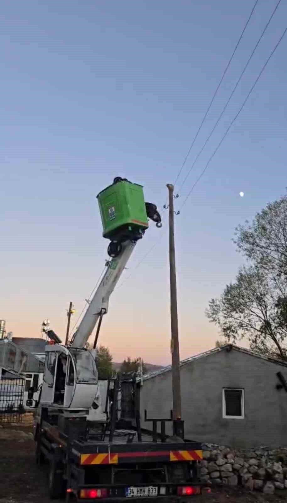 Bingöl'ün Karlıova ilçesindeki Viranşehir köyünde, elektrik direğine çıkan bir kedi